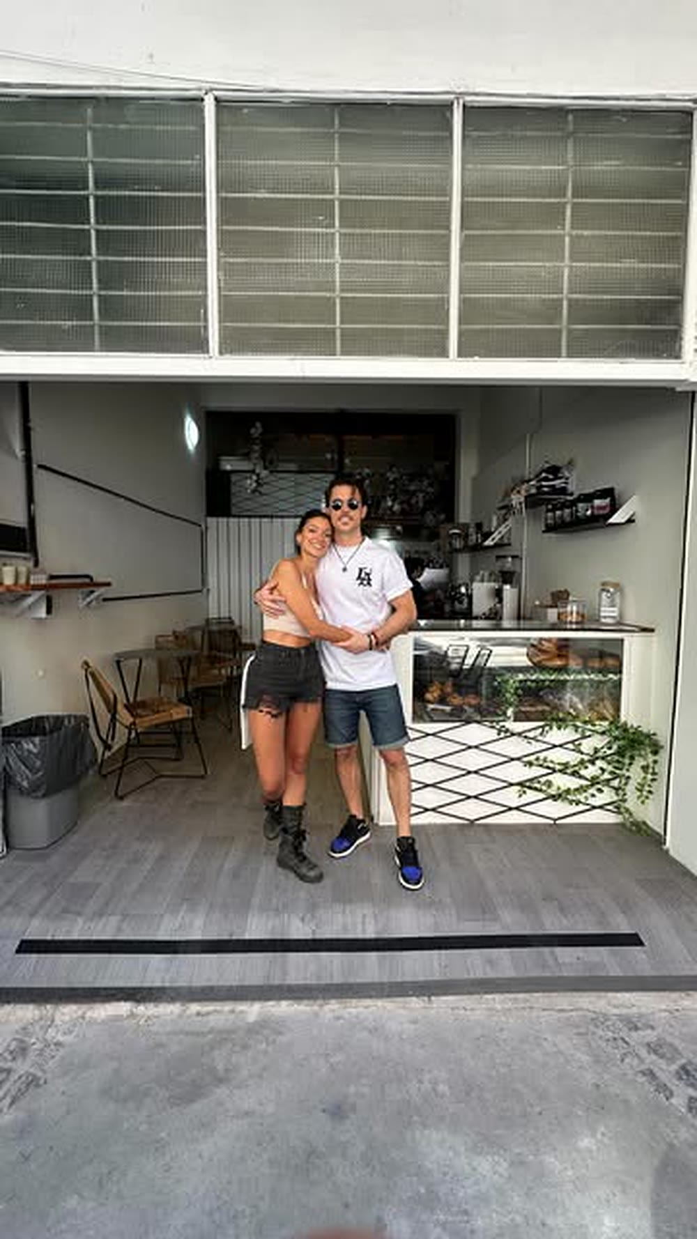 Vicky y Stephano, fundadores de Demente, en la entrada del local