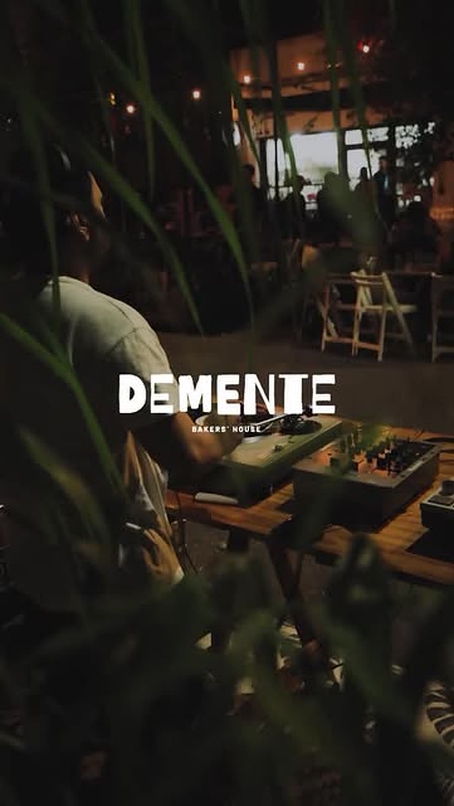 Local de Demente en Ramsay de noche, con el logo iluminado
